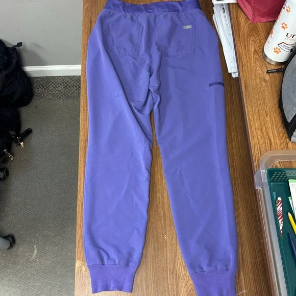 FIGS Women’s Purple Scrub Set (Top + Bottom) - Picture 4 of 5